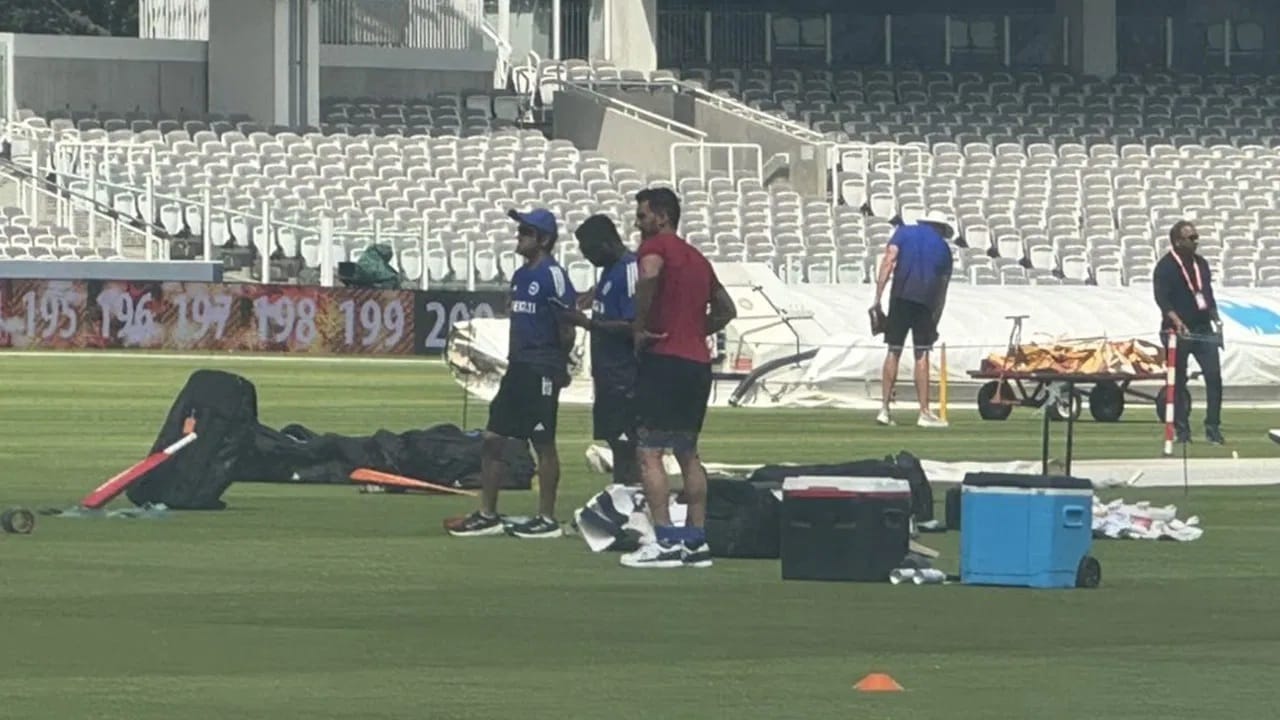 दीपक चाहर याची इंग्लंड दौऱ्यातील कसोटी मालिकेसाठी निवड करण्यात झालेली नाही.  मात्र दीपकला लॉर्ड्समध्ये सराव करण्याची संधी देण्यात आली. दीपक टीम इंडियाचा खेळाडूंसह स्ट्रेचिंग करताना दिसला. (PC-TWITTER SCREENSHOT)