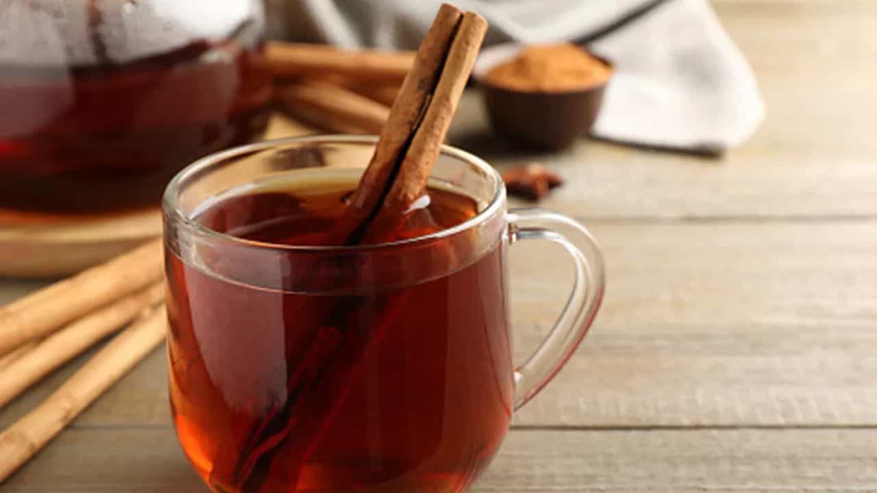 आरोग्याच्या या पाच कारणांसाठी तुम्ही दररोज प्या दालचिनीचे पाणी, फायदे जाणून व्हाल आश्चर्यचकित