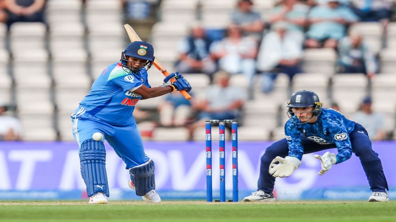 ENG vs IND : दीप्ती शर्माची अर्धशतकी खेळी, टीम इंडियाची विजयी सलामी, इंग्लंडवर 4 विकेट्सने मात ENG vs IND : दीप्ती शर्माची अर्धशतकी खेळी, टीम इंडियाची विजयी सलामी, इंग्लंडवर 4 विकेट्सने मात
