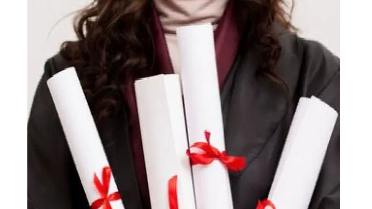 पदवी प्रमाणपत्र हरवलंय? टेन्शन घेऊ नका, असं मिळवा डुप्लिकेट प्रमाणपत्र पदवी प्रमाणपत्र हरवलंय? टेन्शन घेऊ नका, असं मिळवा डुप्लिकेट प्रमाणपत्र