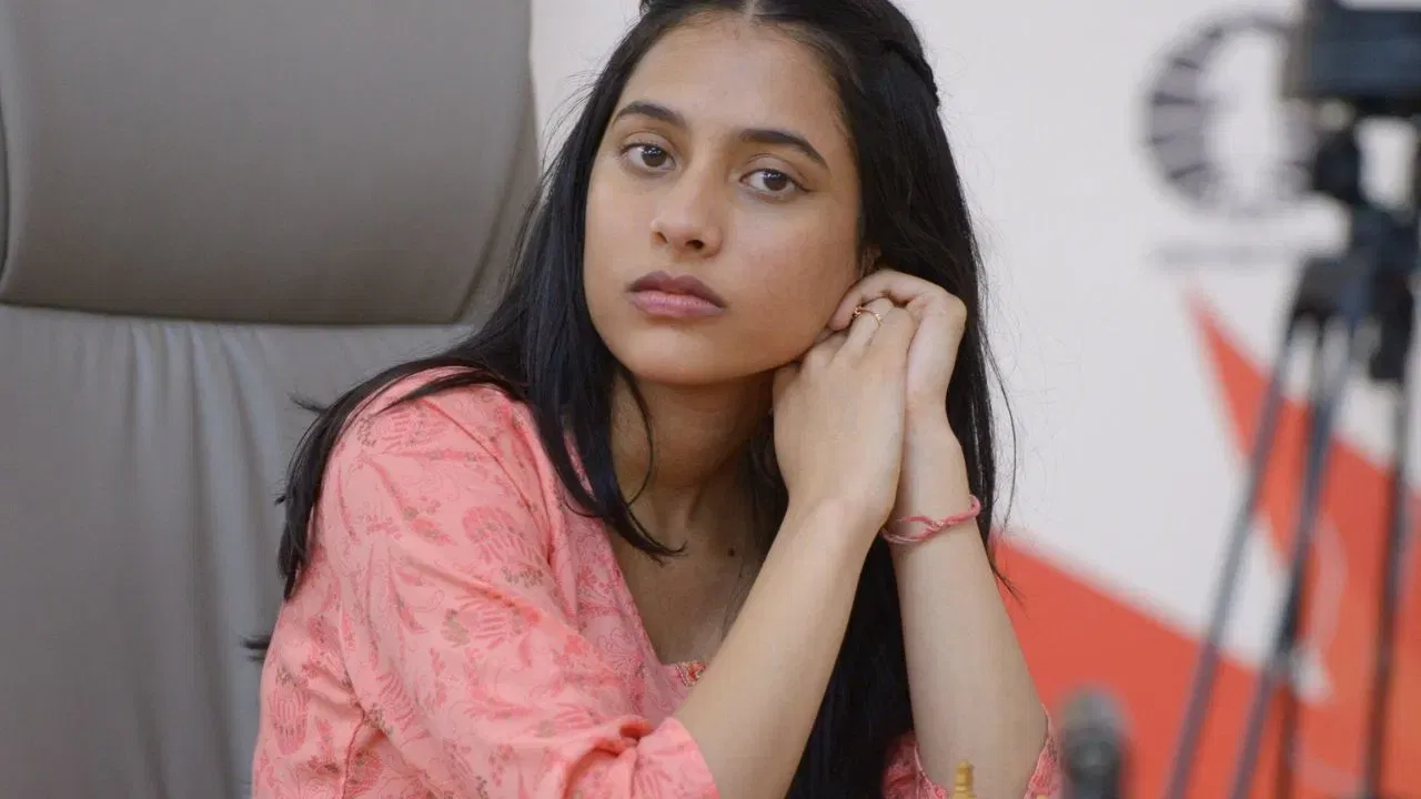 त्यांना शासक (जसे की बहमनी, निजाम किंवा मराठा साम्राज्य) कर वसूल करण्यासाठी, शांतता राखण्यासाठी आणि प्रशासकीय कामे पाहण्यासाठी नियुक्त करत असत.
