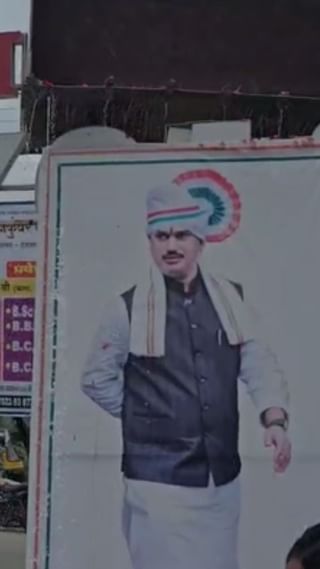 धनंजय मुंडेच्या वाढदिवसानिमित्त फोटोला जेसीबीच्या साह्याने दुग्धाभिषेक