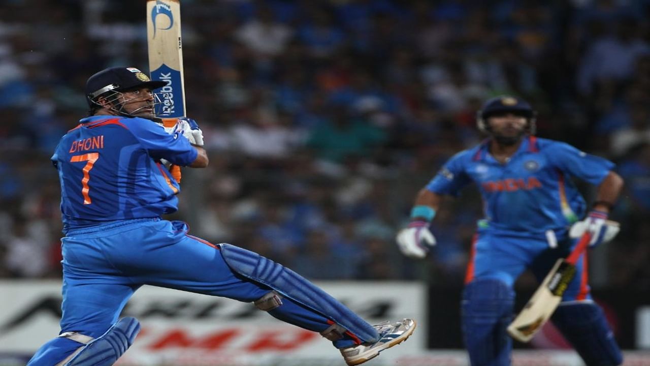 धोनीने जानेवारी 2017 साली एकदिवसीय कर्णधारपदाचा राजनीमा दिला होता. धोनीने तोवर 199 सामन्यांमध्ये नेतृत्व केलं होतं. त्यानंतर 696 दिवसांनी रोहितमुळे धोनीला कर्णधार म्हणून 200 व्या सामन्यात कर्णधार म्हणून खेळण्याची  संधी मिळाली होती. (Photo Credit : Icc X Account)