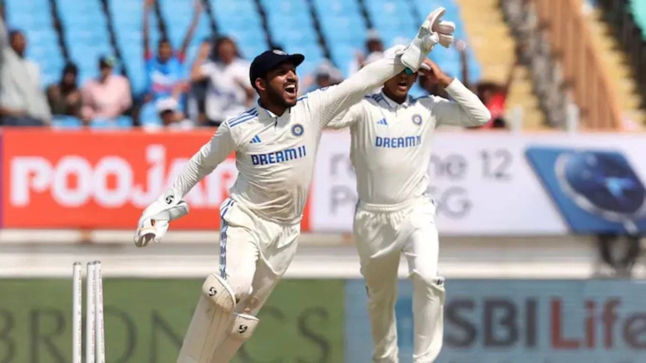 94  धावांवर खेळत असलेला बेन डकेट अंशुल कंबोजच्या चेंडूवर कीपर जुरेलने झेलबाद केला. त्यानंतर बुमराहच्या गोलंदाजीवर जेमी स्मिथचा झेल घेतला. यासह त्याने चार विकेट घेण्यात महत्त्वाची भूमिका बजावली. 