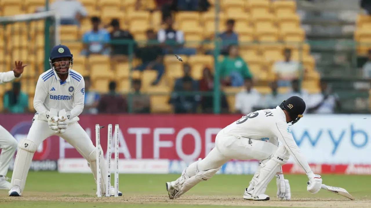 ध्रुव जुरेलने प्रथम वॉशिंग्टन सुंदरच्या चेंडूवर हॅरी ब्रूकला यष्टीचीत केले. त्यानंतर रवींद्र जडेजाच्या चेंडूवर जो रूटला यष्टीचीत केले आणि रूटचा 150 धावांचा शानदार डाव संपुष्टात आणला.