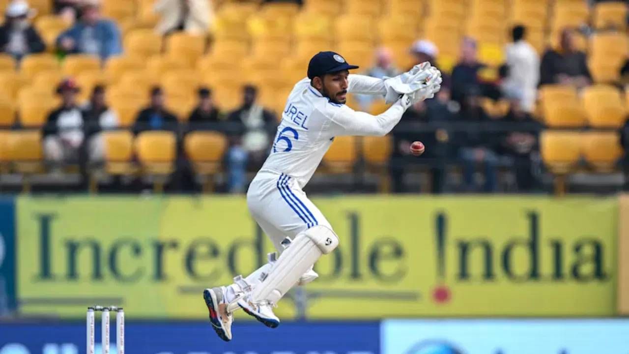 मँचेस्टर कसोटी सामन्यात फलंदाजी करताना ऋषभ पंतच्या पायाला दुखापत झाली. त्यामुळे ध्रुव जुरेल पंतऐवजी यष्टीरक्षक म्हणून भूमिका बजावली. त्याला फलंदाजी काही मिळणार नाही, पण एका कसोटी डावात सर्वाधिक चार विकेट घेणारा पर्यायी भारतीय खेळाडू आहे. ध्रुवने आतापर्यंत एकूण 4 फलंदाजांना पॅव्हेलियनमध्ये पाठवण्यात महत्त्वाची भूमिका बजावली आहे.