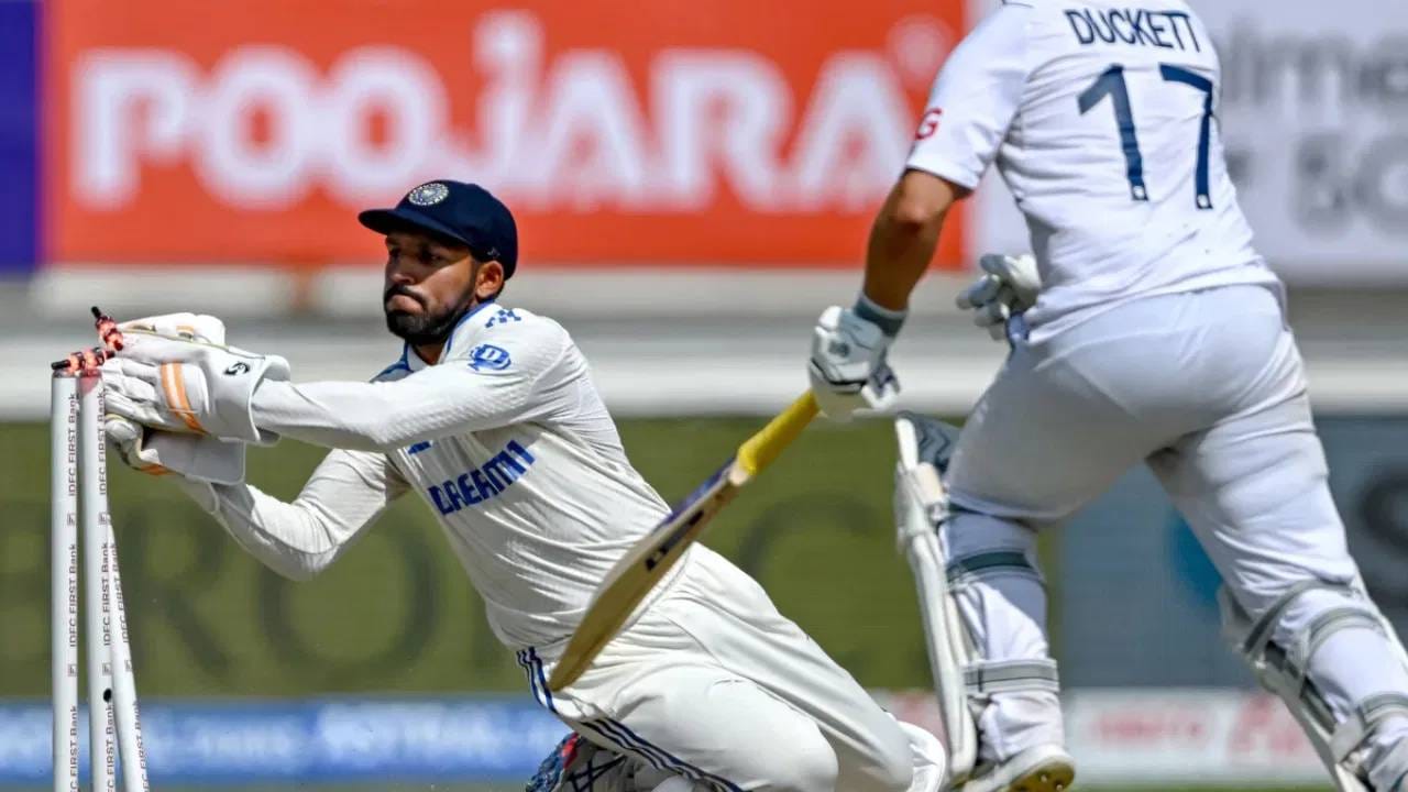 भारत आणि इंग्लंड यांच्यातील चौथा कसोटी सामना भारताच्या हातून गेला आहे.कारण इंग्लंडने मोठी आघाडी घेतली आहे. या सर्वांमध्ये ध्रुव जुरेलने प्लेइंग 11 मध्ये संधी न मिळाल्यानेही पर्यायी खेळाडू म्हणून विकेटकीपिंग करून इतिहास रचला आहे.