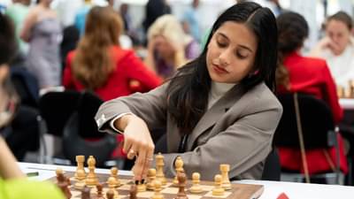 Divya Deshmukh : महाराष्ट्राची दिव्या देशमुख वर्ल्ड चेस चॅम्पियन, फायनलमध्ये कोनेरू हंपी हीचा पराभव करत घडवला इतिहास