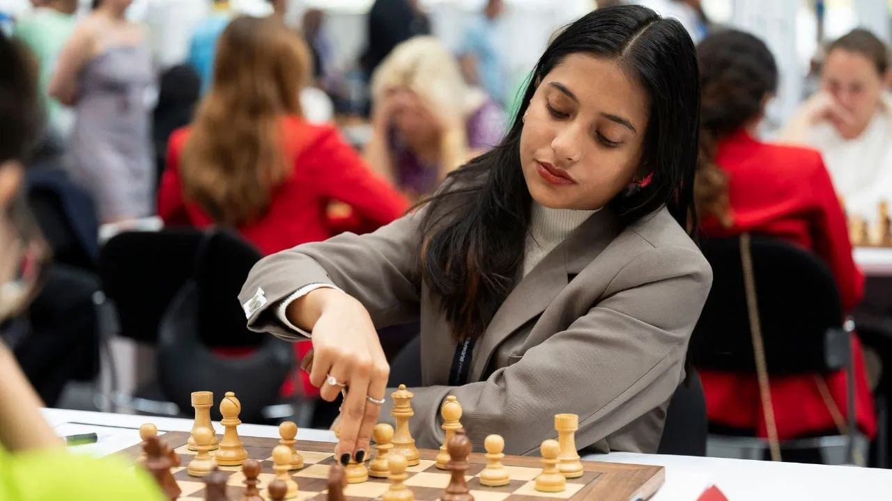Divya Deshmukh : महाराष्ट्राची दिव्या देशमुख वर्ल्ड चेस चॅम्पियन, फायनलमध्ये कोनेरू हंपी हीचा पराभव करत घडवला इतिहास