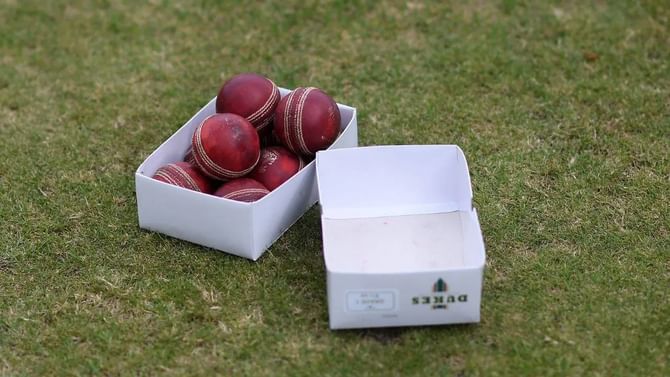 ड्यूक्स चेंडू आहे तरी काय? जाणून घ्या इतिहास, वाद आणि सर्वकाही