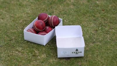 कसोटी मालिकेत वापरला जाणारा ड्यूक्स चेंडू आहे तरी काय? जाणून घ्या इतिहास, वाद आणि सर्वकाही