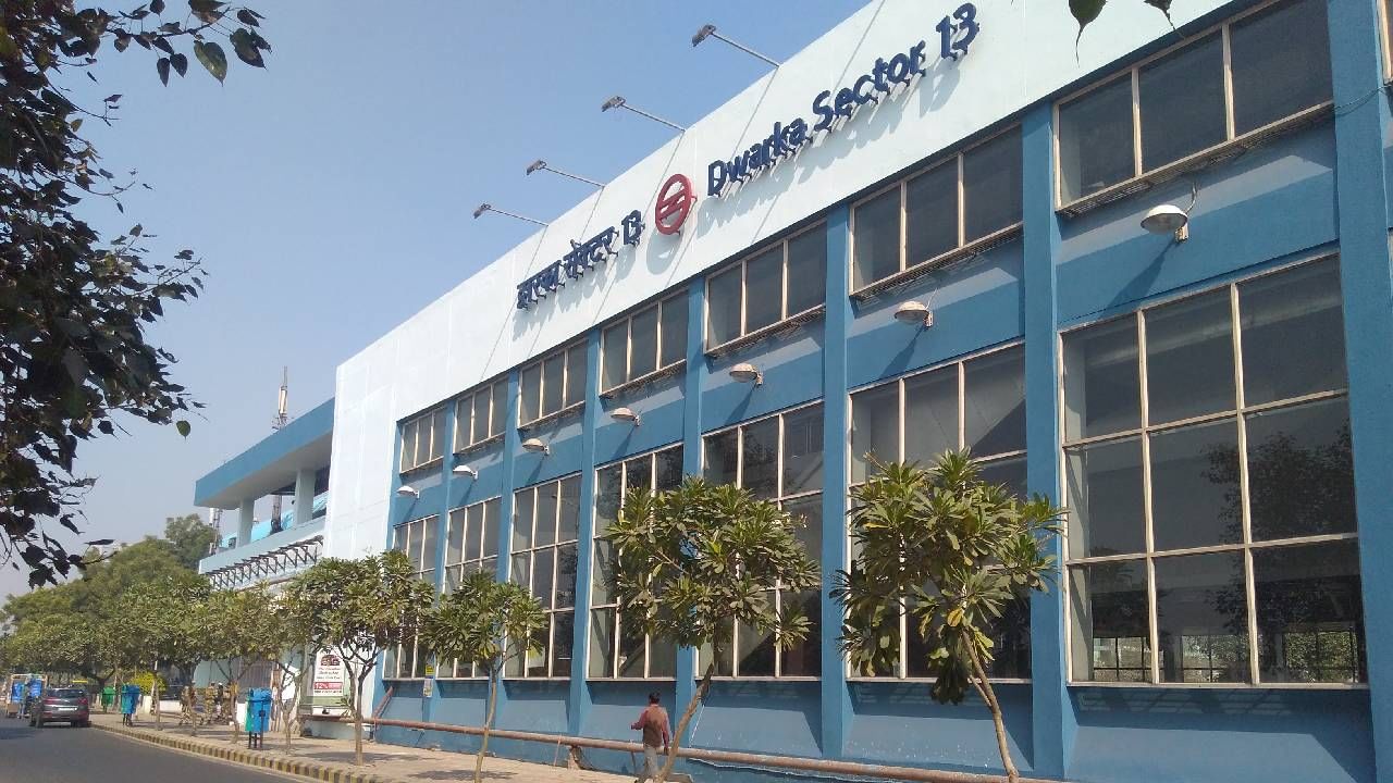 4. द्वारका सेक्टर ९ मेट्रो स्टेशन, दिल्ली ....
द्वारका मेट्रो स्टेशनभोवती एका महिलेचे भूत दिसत असल्याची अफवा आहे. असे म्हटले जाते की ही महिला प्रवाशांच्या गाड्यांचा पाठलाग करते आणि त्यांना स्वतःकडे आकर्षित करते. अनेक प्रवाशांनी तिला रस्त्यावर चालताना पाहिले आहे आणि तिच्याबद्दल अनेक भयानक कथा प्रचलित आहेत.