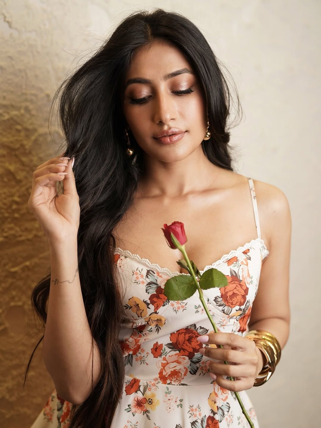 काही नेटकऱ्यांनी मात्र तिला ट्रोल केलंय. युझवेंद्र चहलचं नाव घेत तिच्यावर टीका करण्याचा प्रयत्न करण्यात आलाय. तू गोल्ड डिगर आहेत, असं म्हणत एका नेटकऱ्यांने तिला ट्रोल केलंय. 