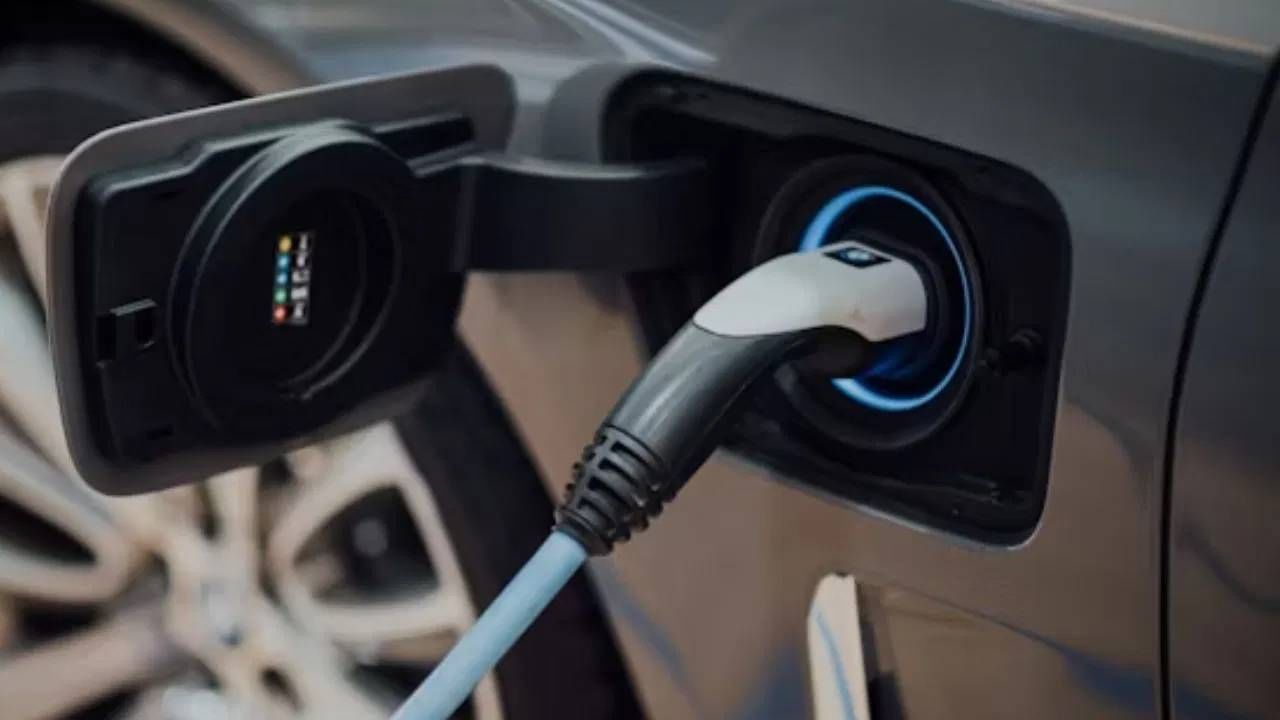 पेट्रोल किंवा डिझेल कार इलेक्ट्रिकमध्ये कशी बदलावी? जाणून घ्या