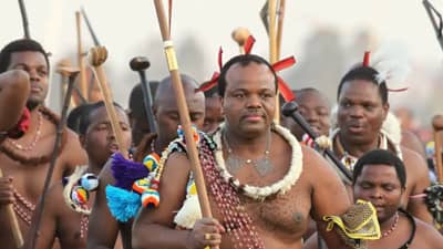 अनोखी परंपरा! या देशात हजारो मुली राजासमोर विवस्त्र होऊन नाचतात, त्यानंतर राजा...