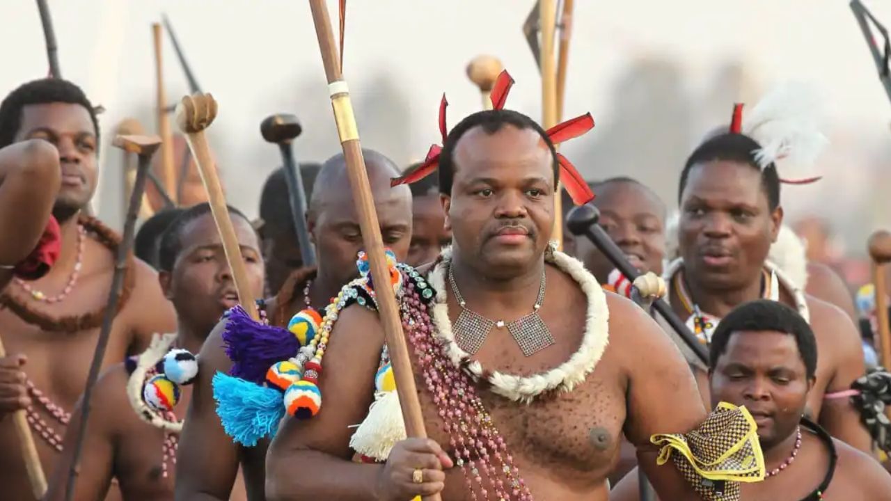 अनोखी परंपरा! 'या' देशात हजारो मुली राजासमोर विवस्त्र होऊन नाचतात, त्यानंतर राजा...