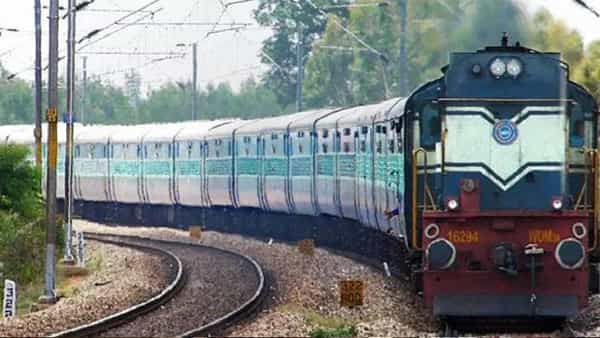 भारताचं रेल्वे नेटवर्क हे जगातील सर्वात मोठ्या रेल्वे नेटवर्कपैकी एक आहे. यात दररोज लाखो लोक प्रवास करतात. अनेकांना हा प्रवास खूप आरामदायी वाटतो. म्हणूनच प्रत्येक वर्गासाठी यात सुविधा उपलब्ध करून देण्यात आल्या आहेत. श्रीमंतांसाठी फर्स्ट एसी कोच आहेत, तर सामान्य माणसांसाठी जनरल कोच.