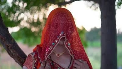 Extramarital Affair : साहेब, हिला हिच्या बॉयफ्रेंडसोबत राहू दे, कारण...पोलीसही ऐकून सुन्न झाले, चार मुलांच्या आईचे विवाहबाह्य संबंध