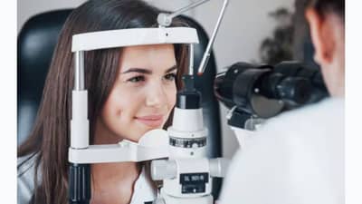 डोळ्यांमध्ये ही लक्षणे दिसल्यास लगेच डॉक्टरांना भेटा आणि गंभीर आजारांचा धोका टाळा