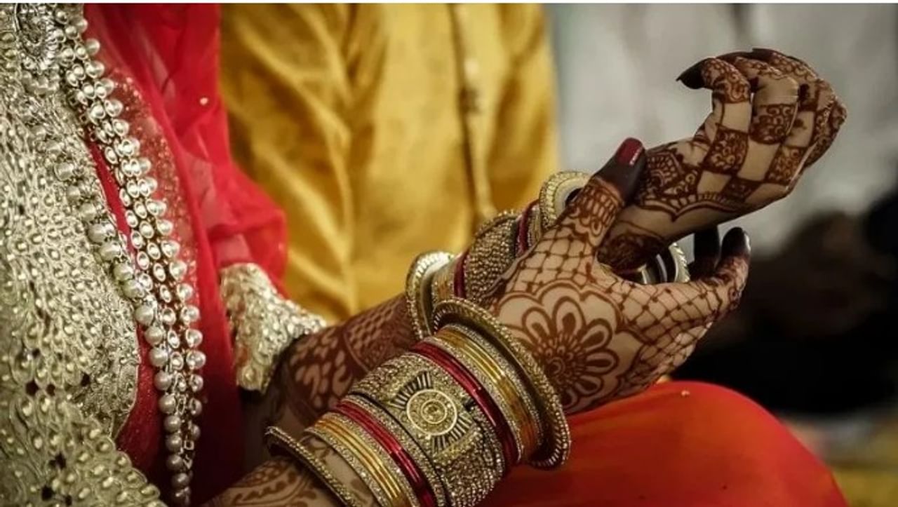 अनेकांना मनासारखा जोडीदार भेटला तरी आपलं लव्ह मॅरेज होईल की नाही, याची अनेकांना शंका असते. मात्र काही गोष्टी केल्यास तुम्हाला तुमचा मनासारखा जोडीदार भेटू शकतो. तसेच तुमच्या आयुष्यात लव्ह मॅरेजचाही योग येऊ शकतो. 