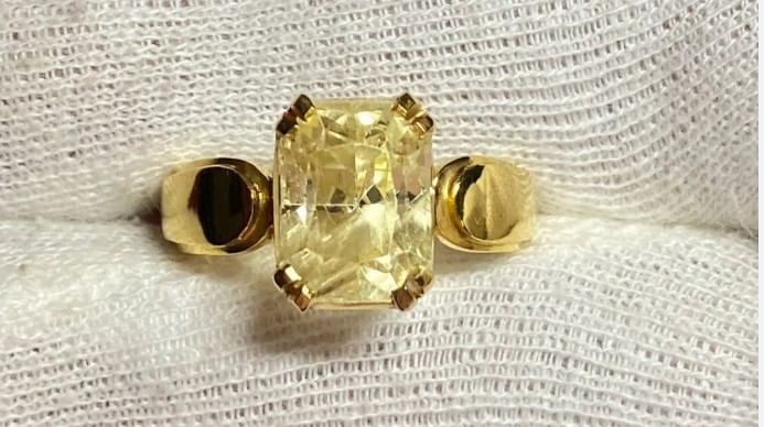 पुष्कराज रत्न शक्तीशाली रत्नांपैकी एक आहे. म्हणूनच हे रत्न धारण करताना योग्य ती काळजी घेणे गरजेचे आहे. अगोदर एखाद्या ज्योतिषाला दाखवून हे रत्न कसे घालावे, याबाबत समूजन घ्यावे. 