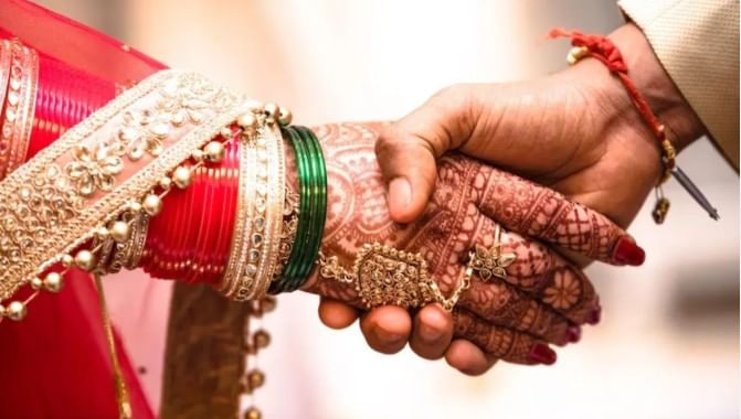 तुमच्या आयुष्यात लव्ह मॅरेजचा योग नसेल तर काही गोष्टी करायला हव्यात. यातील पहिली बाब म्हणजे गुरुवारी उपवास ठेवावा तसेच गुरु बीज मंत्राचा जप करावा. तसे केल्यास लव्ह मॅरेजचा योग येऊ शकतो. 