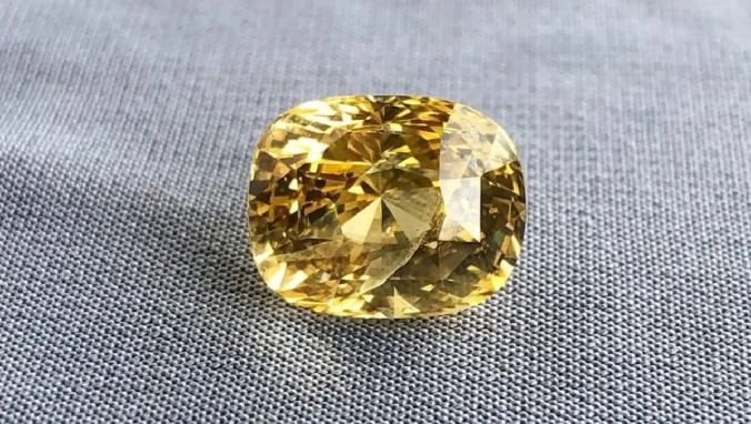 बुधवारी रात्री गंगेच्या पवित्र पाण्याने, दूधाने हे रत्न अगोदर शुद्ध केले पाहिजे. गुरूवारी पूजा करूनच हे रत्त बोटात घालायला हवे, असे सांगितले जाते. 