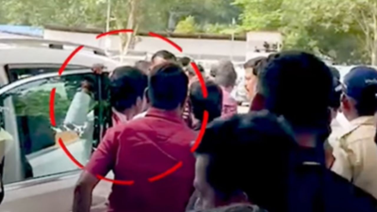 Breaking News : गोपीचंद पडळकर, जितेंद्र आव्हाडांमध्ये जोरदार राडा, विधानभवनाच्या गेटवरच शिवीगाळ, नेमकं काय घडलं? Breaking News : गोपीचंद पडळकर, जितेंद्र आव्हाडांमध्ये जोरदार राडा, विधानभवनाच्या गेटवरच शिवीगाळ, नेमकं काय घडलं?