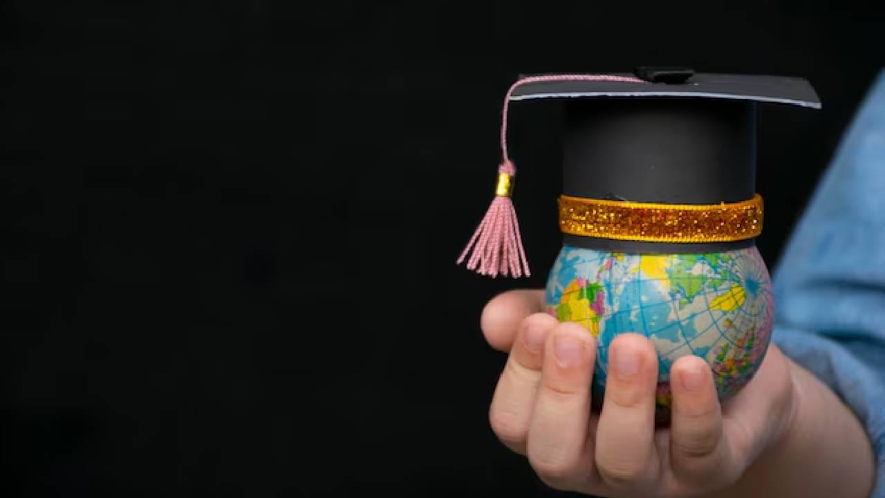 ग्रॅज्यूएशननंतर थेट नोकरी की पीजी? भूगोल पदवीधरांसाठी 'या' करिअर टिप्स