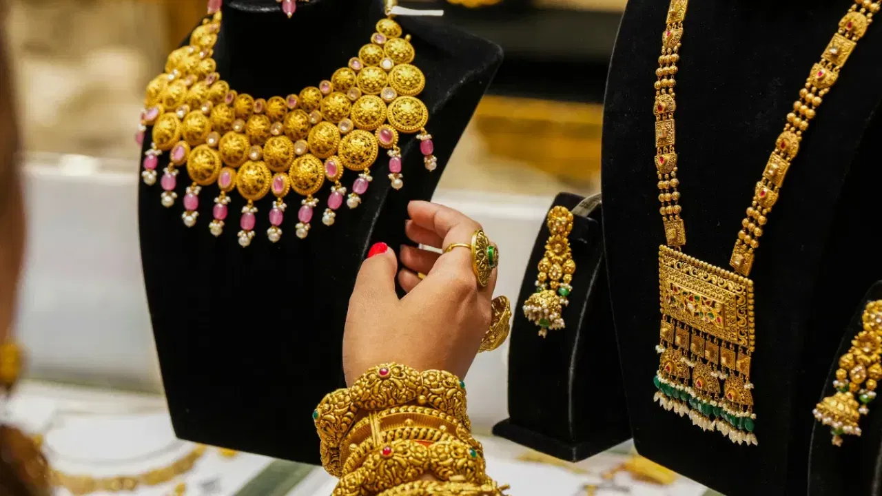 सोन्याचे दर विना जीएसटी 1 लाख 300 रुपयांवर पोहोचले होते, दराने विक्रमी उच्चांक गाठाला होता, मात्र त्यामध्ये आता मोठी घसरण झाल्याचं पाहायला मिळत आहे.  