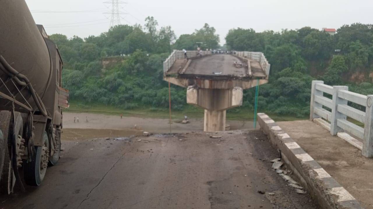 सकाळी जवळपास  7:30 ही घटना घडल्याचे समजते. सकाळी शाळेची वाहनं, इतर वाहनांची ये-जा सुरू होण्यापूर्वीच ही घटना घडल्याने मोठी दुर्घटना टळल्याचे स्थानिक सांगत आहेत. घटनेची माहिती मिळताच स्थानिकांनी आणि पोलीस, प्रशासनाने लागलीच धाव घेतली. 