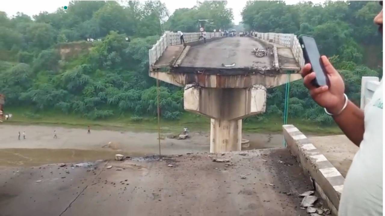 तर काही वाहनं पुलाच्या तुटलेल्या भागावर, काही अधांतरी लटकल्यासारखी दिसली. तर दोन्ही बाजूच्या वाहन चालकांनी प्रसंगावधान राखत वाहनं थांबवली. त्यामुळे मोठा अनर्थ टळला. या अपघातात आतापर्यंत 3 जणांचा मृत्यू झाल्याची माहिती समोर येत आहे.