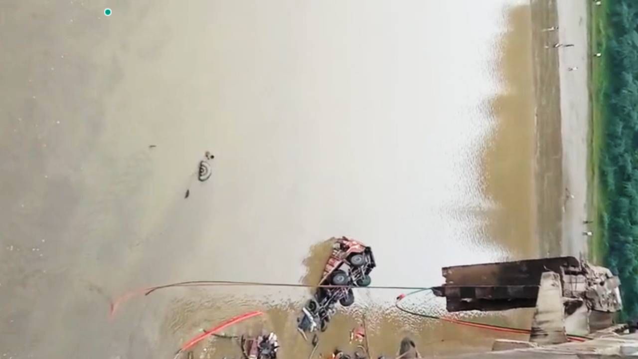 महिसागर नदीवर गंभीरा पूल होता. त्याचा एक भाग आज सकाळी अचानक घसरला. या घटनेवेळी चार वाहने पुलावरून थेट नदीत कोसळली. यामध्ये दोन ट्रक आणि दोन व्हॅनचा समावेश होता. या दुर्घटनेत तीन जणांचा मृत्यू झाला. 