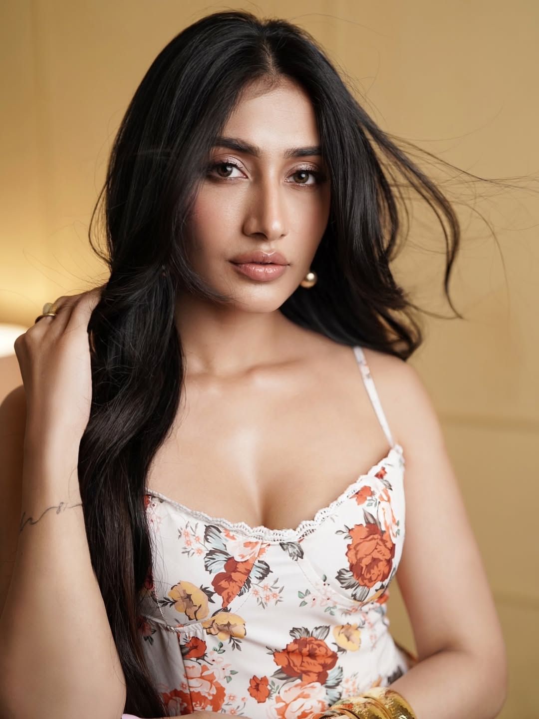  दरम्यान, युजवेंद्र चहलचे नाव घेत तिला ट्रोल करण्यात येत असलं तरीही ती ट्रोलर्सना भीक घालत नाही. ती विचलित न होता तिचे काम करत राहते. नुकतेच तिचे काही व्हिडीओ साँग आलेले आहेत. यात तिने केलेल्या नृत्याचे तोंडभरून कौतुक होत आहे.