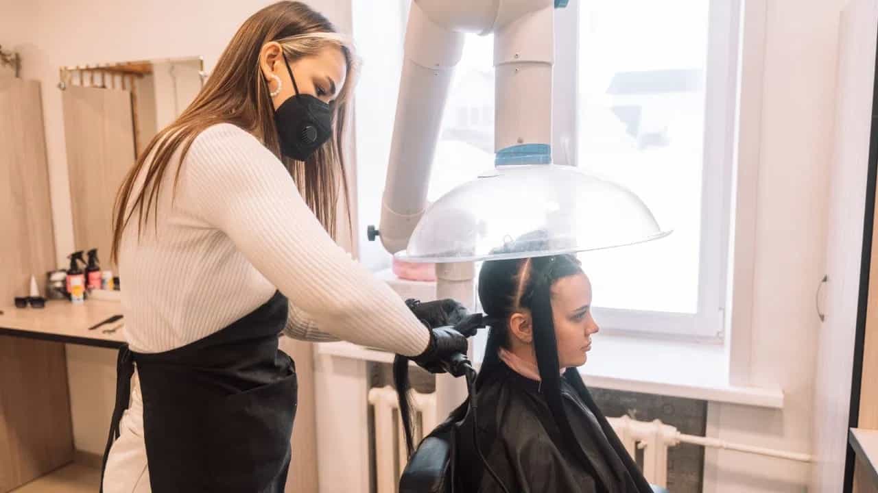 घरच्या घरी हेअर बोटॉक्स करण्यासाठी या सोप्या ट्रिक्स करा फॉलो....