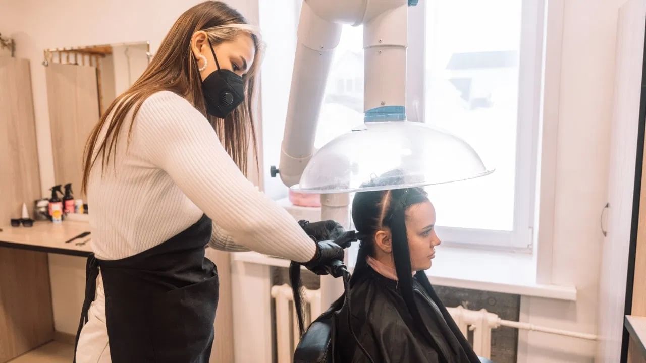 घरच्या घरी हेअर बोटॉक्स करण्यासाठी 'या' सोप्या ट्रिक्स करा फॉलो.... घरच्या घरी हेअर बोटॉक्स करण्यासाठी 'या' सोप्या ट्रिक्स करा फॉलो....