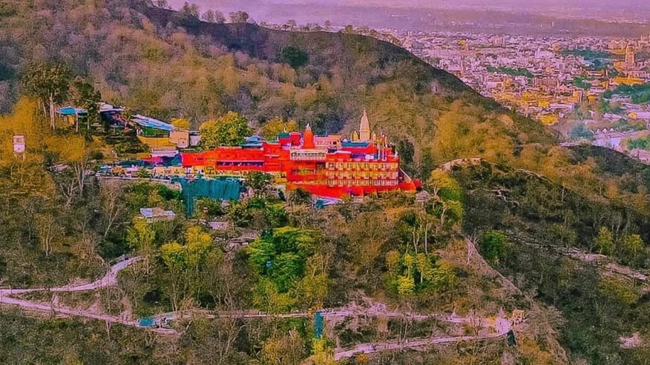 हरिद्वारला फिरायला जाताय? तर तेथील 'या' प्रसिद्ध मंदिरांना द्या भेट हरिद्वारला फिरायला जाताय? तर तेथील 'या' प्रसिद्ध मंदिरांना द्या भेट