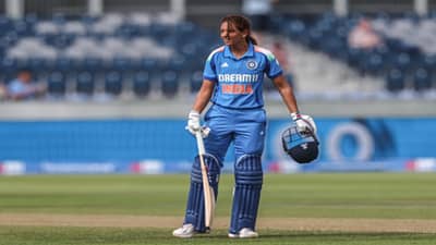 कर्णधार Harmanpreet Kaur चा शतकी झंझावात, इंग्लंड विरुद्ध मोठ्या विक्रमाची बरोबरी