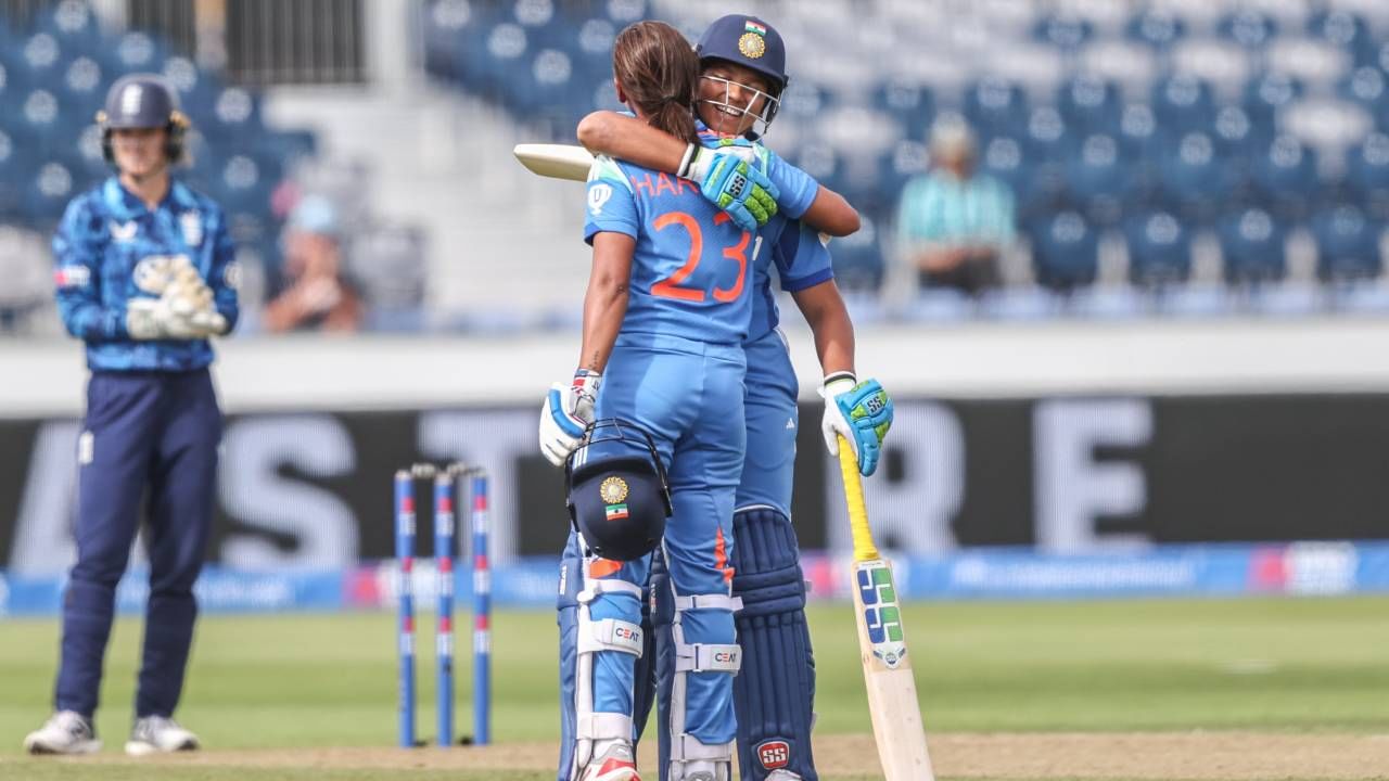हरमनप्रीत कौरने वनडे क्रिकेटमध्ये 4 हजार धावांचा पल्लाही गाठला आहे. हरमनप्रीत कौर ही अशी कामगिरी करणारी महिला संघाची तिसरी फलंदाज आहे. यापूर्वी मिताली राज आणि स्मृती मंधानाने हा विक्रम केला आहे.  (Photo- BCCI)