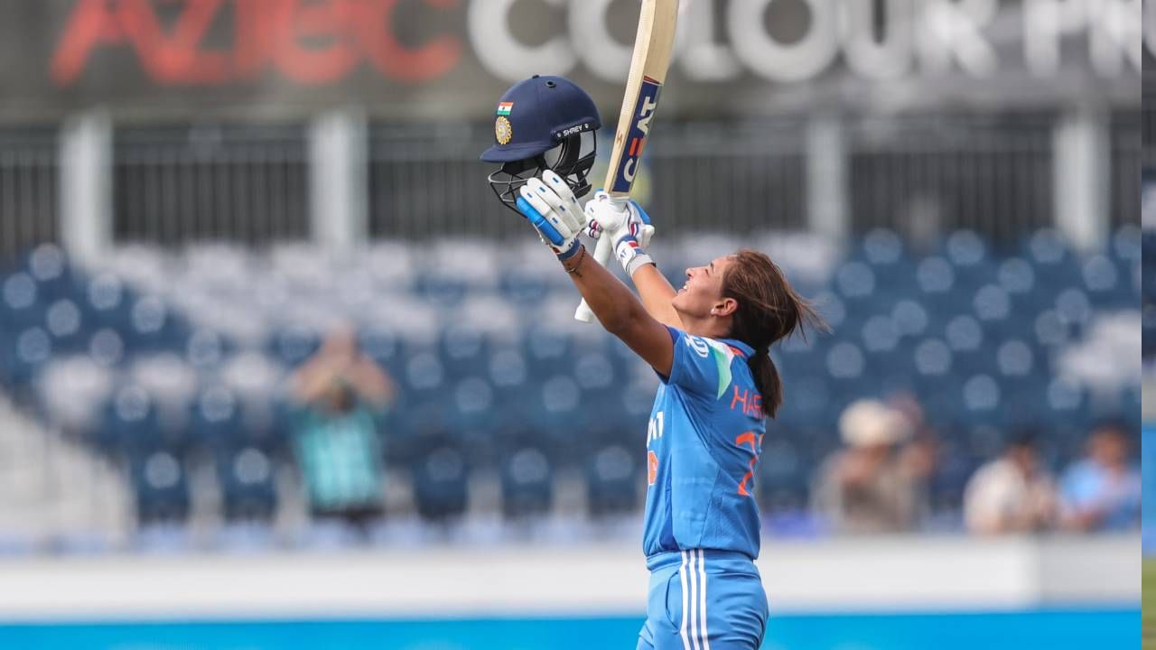 तिसऱ्या वनडे सामन्यात भारताची कर्णधार हरमनप्रीत कौर हीची बॅट चांगलीच तळपली. तिने 84 चेंडूत 14 चौकारांच्या मदतीने 121.43 च्या स्ट्राईक रेटने 102 धावा केल्या. तसेच एका विक्रमाला गवसणी घातली आहे. तिचं हे वनडे क्रिकेटमधील सातवं शतक आहे.  वनडे क्रिकेटमध्ये तिने इंग्लंडविरुद्ध हे तिसरं शतक ठोकलं आहे.  (Photo- BCCI)