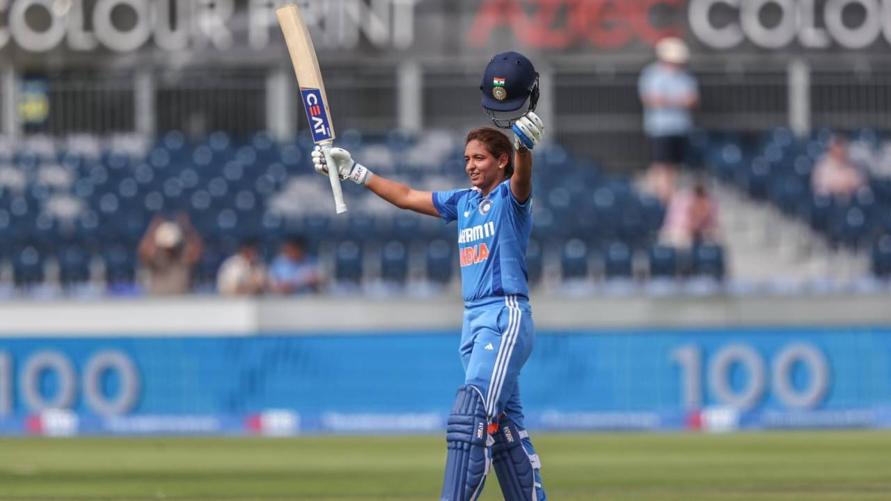 भारताने तिसऱ्या आणि निर्णायक वनडे सामन्यात इंग्लंडसमोर 319 विजयासाठी धावांचं आव्हान ठेवलं आहे. या सामन्यातील विजयी संघाला मालिका विजयाचा मान मिळणार आहे. त्यामुळे हा या सामन्यातील विजयासाठी दोन्ही संघांची धडपड आहे. (Photo- BCCI)