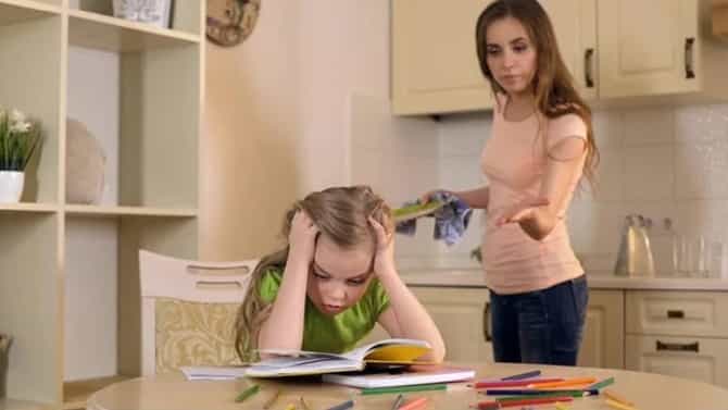 हेलिकॉप्टर पेरेंटिंग म्हणजे काय? त्याचा मुलांवर होणारा परिणाम जाणून घ्या...