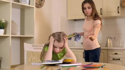 हेलिकॉप्टर पेरेंटिंग म्हणजे काय? त्याचा मुलांवर होणारा परिणाम जाणून घ्या...