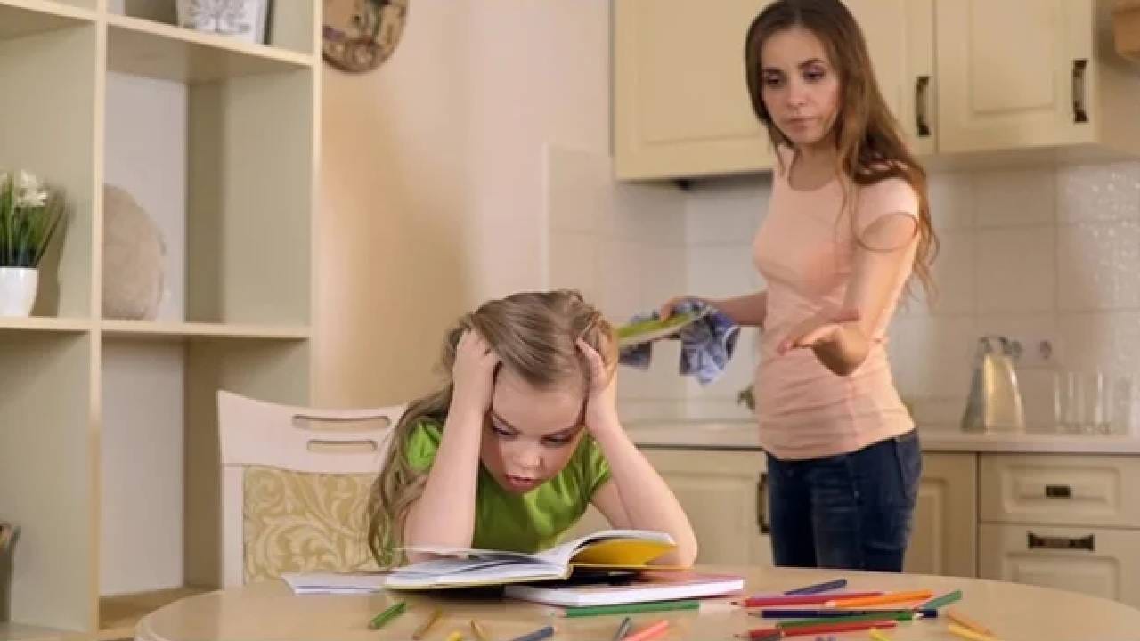 हेलिकॉप्टर पेरेंटिंग म्हणजे काय? त्याचा मुलांवर होणारा परिणाम जाणून घ्या... हेलिकॉप्टर पेरेंटिंग म्हणजे काय? त्याचा मुलांवर होणारा परिणाम जाणून घ्या...