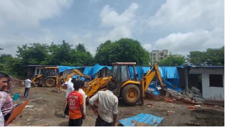 हिंजवडी, माण, मारुंजी भागातील वाहतूक कोंडी सोडवण्याच्या दृष्टीने पीएमआरडीएसह इतर शासकीय यंत्रणांच्या माध्यमातून संयुक्त मोहीम हाती घेण्यात आली आहे. बुधवारी माण गावातील गट क्रमांक १६६ मधील ओढे, नाल्याभोवती असलेल्या २८ बांधकामांचे अतिक्रमण काढण्यात आले.