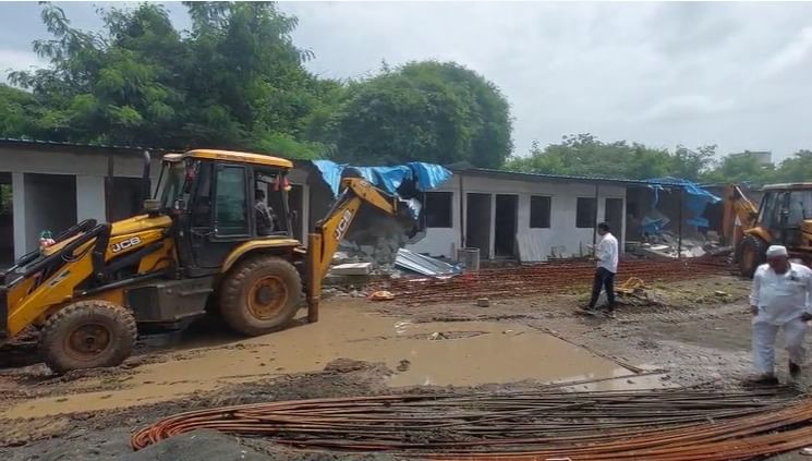 वाहतूक व्यवस्था सुरळीत व्हावी, या उद्देशाने अतिक्रमणधारकांचा सर्वे करण्यात येत असून त्यांना नोटीसा बजावण्यात येणार आहे. त्यामुळे हिंजवडीसह परिसरातील अतिक्रमणधारकांनी स्वत: आपली अतिक्रमणे काढून घेत प्रशासनास सहकार्य करावे, असे आवाहन पीएमआरडीएचे महानगर आयुक्त डॉ. योगेश म्हसे, पोलीस अधीक्षक तथा दक्षता अधिकारी अमोल झेंडे यांनी केले आहे.