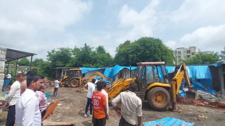 हिंजवडी या भागातील अतिक्रमणासंदर्भात सर्वेक्षण सुरू असून संबंधितांवर कारवाई करण्यात येणार आहे. तसेच कोणतेही बांधकाम करताना पीएमआरडीएची पूर्वपरवानगी घेऊनच करण्याचे आवाहन करण्यात येत आहे.