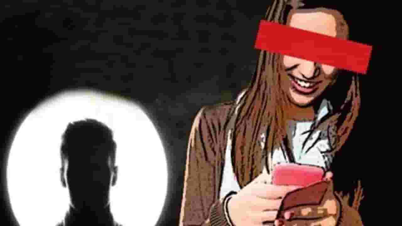 राज्यातले बडे नेते हनीट्रॅपच्या जाळ्यामध्ये; 72 आजी-माजी नेते अडकल्याचा कोणी केला दावा राज्यातले बडे नेते हनीट्रॅपच्या जाळ्यामध्ये; 72 आजी-माजी नेते अडकल्याचा कोणी केला दावा