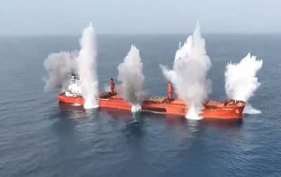 हुती बंडखोरांनी लाल समुद्रात स्फोटाने जहाज उडवले, टायटॅनिकसारखे बुडाले, Video