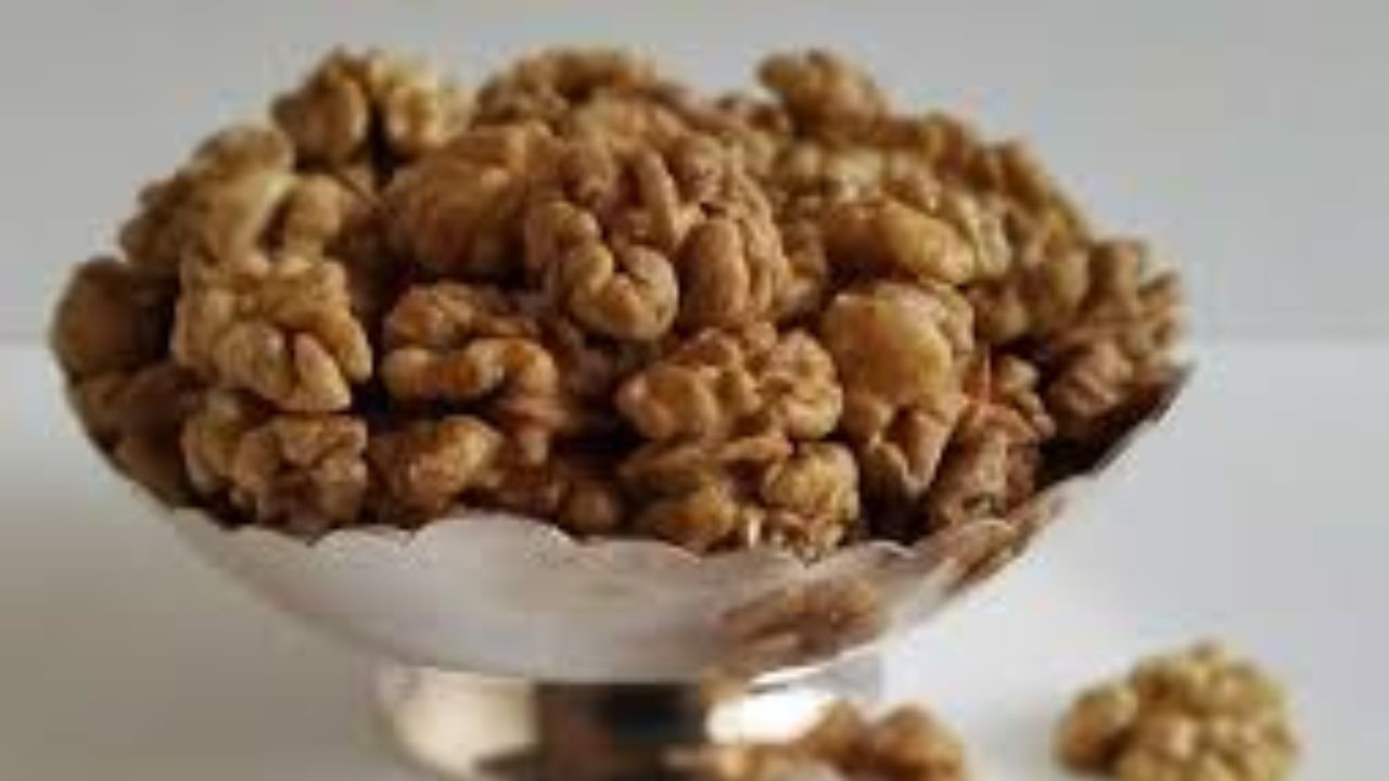 मेंदूला तीक्ष्ण करण्यासाठी, 'या' 5 गोष्टी खाण्यास करा सुरुवात मेंदूला तीक्ष्ण करण्यासाठी, 'या' 5 गोष्टी खाण्यास करा सुरुवात